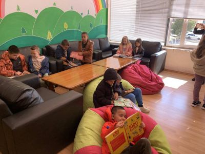 Посещение на библиотеката в с. Гърмен от децата на 3 и 4 група . - ДГ Детелина - Огняново