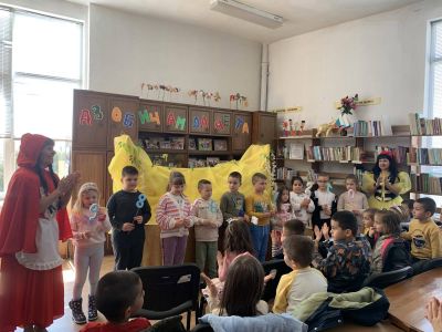 Посещение на библиотеката в с. Гърмен от децата на 3 и 4 група . - ДГ Детелина - Огняново