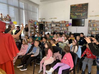 Посещение на библиотеката в с. Гърмен от децата на 3 и 4 група . - ДГ Детелина - Огняново
