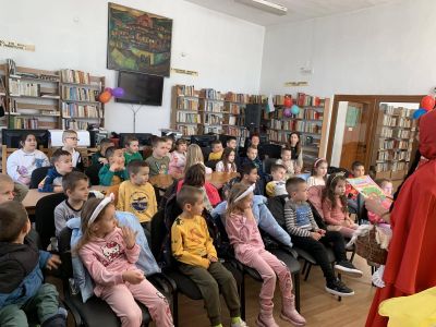 Посещение на библиотеката в с. Гърмен от децата на 3 и 4 група . - ДГ Детелина - Огняново