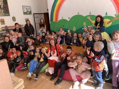 Посещение на библиотеката в с. Гърмен от децата на 3 и 4 група . - ДГ Детелина - Огняново