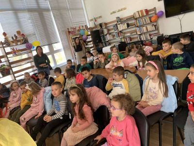 Посещение на библиотеката в с. Гърмен от децата на 3 и 4 група . - ДГ Детелина - Огняново