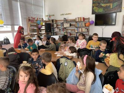 Посещение на библиотеката в с. Гърмен от децата на 3 и 4 група . - ДГ Детелина - Огняново