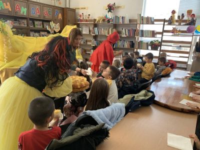 Посещение на библиотеката в с. Гърмен от децата на 3 и 4 група . - ДГ Детелина - Огняново