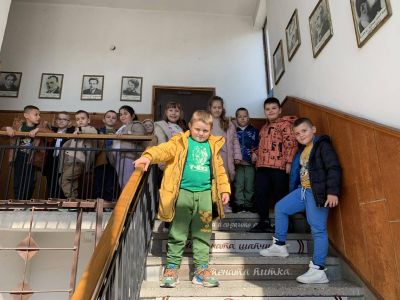 Посещение на библиотеката в с. Гърмен от децата на 3 и 4 група . - ДГ Детелина - Огняново
