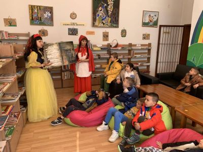 Посещение на библиотеката в с. Гърмен от децата на 3 и 4 група . - ДГ Детелина - Огняново