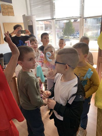 Посещение на библиотеката в с. Гърмен от децата на 3 и 4 група . - ДГ Детелина - Огняново