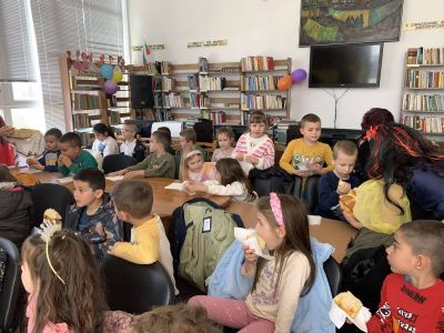 Посещение на библиотеката в с. Гърмен от децата на 3 и 4 група . - ДГ Детелина - Огняново