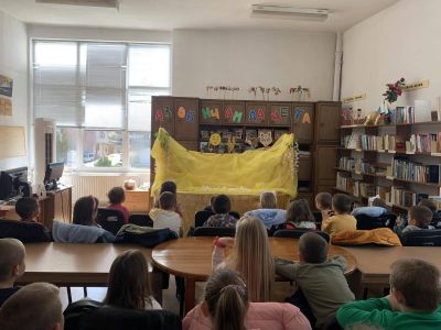 Посещение на библиотеката в с. Гърмен от децата на 3 и 4 група . - ДГ Детелина - Огняново