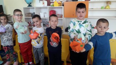 Днес в детска градина „Детелина“ ???? се потопихме във великденско вълшебство! С децата боядисахме яйцата. - ДГ Детелина - Огняново