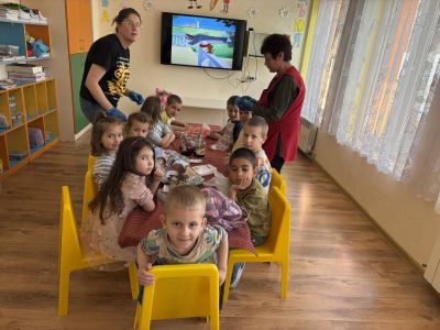  Днес в детска градина „Детелина“ ???? се потопихме във великденско вълшебство! С децата боядисахме яйцата. - ДГ Детелина - Огняново