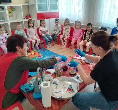  Днес в детска градина „Детелина“ ???? се потопихме във великденско вълшебство! С децата боядисахме яйцата. - ДГ Детелина - Огняново