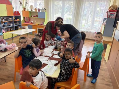  Днес в детска градина „Детелина“ ???? се потопихме във великденско вълшебство! С децата боядисахме яйцата. - ДГ Детелина - Огняново
