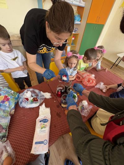  Днес в детска градина „Детелина“ ???? се потопихме във великденско вълшебство! С децата боядисахме яйцата. - ДГ Детелина - Огняново