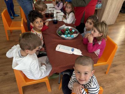  Днес в детска градина „Детелина“ ???? се потопихме във великденско вълшебство! С децата боядисахме яйцата. - ДГ Детелина - Огняново