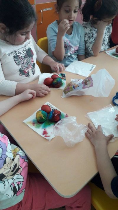  Днес в детска градина „Детелина“ ???? се потопихме във великденско вълшебство! С децата боядисахме яйцата. - ДГ Детелина - Огняново
