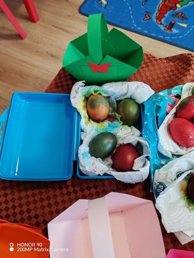  Днес в детска градина „Детелина“ ???? се потопихме във великденско вълшебство! С децата боядисахме яйцата. - ДГ Детелина - Огняново