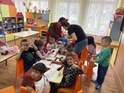  Днес в детска градина „Детелина“ ???? се потопихме във великденско вълшебство! С децата боядисахме яйцата. - ДГ Детелина - Огняново
