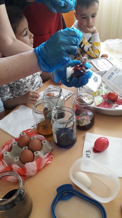  Днес в детска градина „Детелина“ ???? се потопихме във великденско вълшебство! С децата боядисахме яйцата. - ДГ Детелина - Огняново