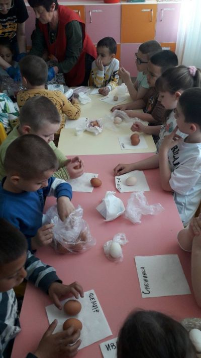  Днес в детска градина „Детелина“ ???? се потопихме във великденско вълшебство! С децата боядисахме яйцата. - ДГ Детелина - Огняново