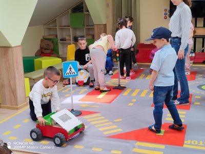 Група „Калинки“ показаха колко много знаят за безопасността на пътя! В откритата ситуация по БДП на тема „На улицата“. - ДГ Детелина - Огняново