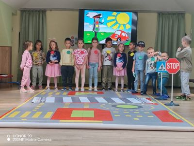 Ситуация по БДП представиха децата от III група "Палави ръчички". Те показаха колко много знаят за „Уличното движение“  - ДГ Детелина - Огняново