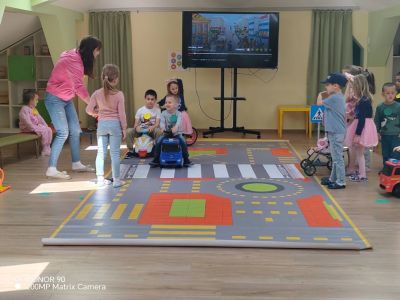 Ситуация по БДП представиха децата от III група "Палави ръчички". Те показаха колко много знаят за „Уличното движение“  - ДГ Детелина - Огняново