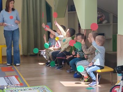 Ситуация по БДП представиха децата от III група "Палави ръчички". Те показаха колко много знаят за „Уличното движение“  - ДГ Детелина - Огняново
