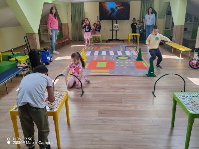 Ситуация по БДП представиха децата от III група "Палави ръчички". Те показаха колко много знаят за „Уличното движение“  - ДГ Детелина - Огняново