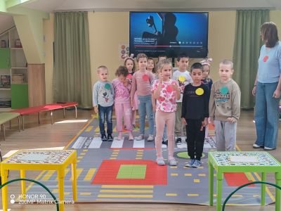 Ситуация по БДП представиха децата от III група "Палави ръчички". Те показаха колко много знаят за „Уличното движение“  - ДГ Детелина - Огняново