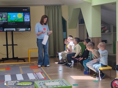 Ситуация по БДП представиха децата от III група "Палави ръчички". Те показаха колко много знаят за „Уличното движение“  - ДГ Детелина - Огняново