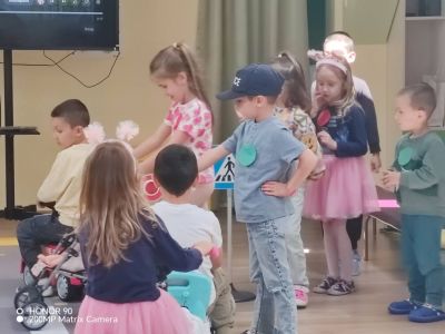 Ситуация по БДП представиха децата от III група "Палави ръчички". Те показаха колко много знаят за „Уличното движение“  - ДГ Детелина - Огняново