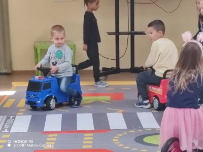 Ситуация по БДП представиха децата от III група "Палави ръчички". Те показаха колко много знаят за „Уличното движение“  - ДГ Детелина - Огняново