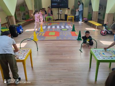 Ситуация по БДП представиха децата от III група "Палави ръчички". Те показаха колко много знаят за „Уличното движение“  - ДГ Детелина - Огняново