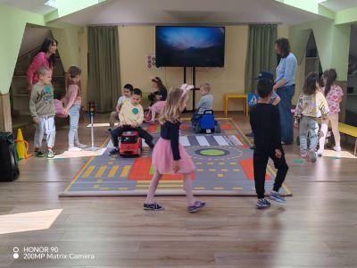 Ситуация по БДП представиха децата от III група "Палави ръчички". Те показаха колко много знаят за „Уличното движение“  - ДГ Детелина - Огняново