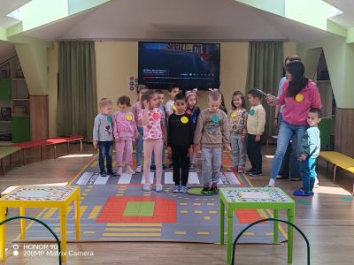 Ситуация по БДП представиха децата от III група "Палави ръчички". Те показаха колко много знаят за „Уличното движение“  - ДГ Детелина - Огняново
