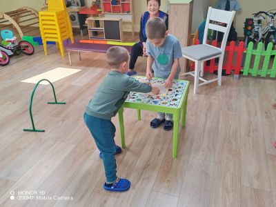 Ситуация по БДП представиха децата от III група "Палави ръчички". Те показаха колко много знаят за „Уличното движение“  - ДГ Детелина - Огняново