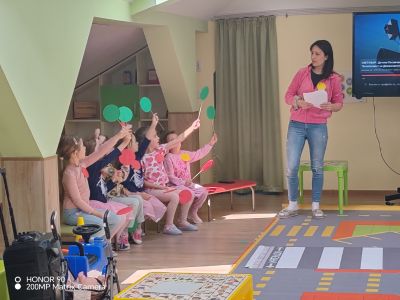 Ситуация по БДП представиха децата от III група "Палави ръчички". Те показаха колко много знаят за „Уличното движение“  - ДГ Детелина - Огняново