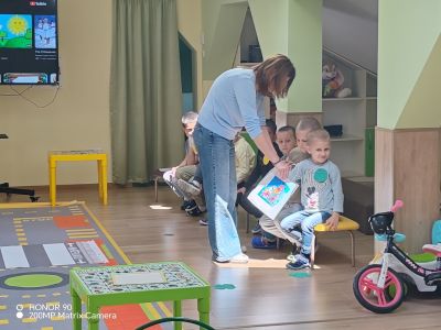 Ситуация по БДП представиха децата от III група "Палави ръчички". Те показаха колко много знаят за „Уличното движение“  - ДГ Детелина - Огняново