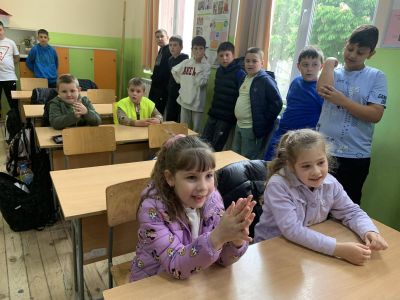 Децата от IV група "Калинки" гостуваха на IV клас в ОУ "Пейо Крачолов Яворов"! - ДГ Детелина - Огняново