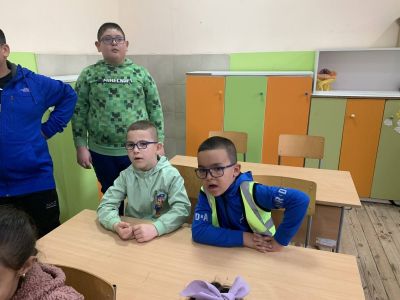 Децата от IV група "Калинки" гостуваха на IV клас в ОУ "Пейо Крачолов Яворов"! - ДГ Детелина - Огняново
