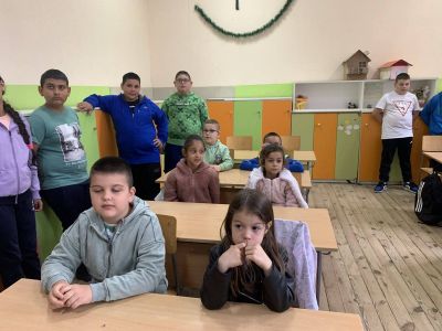 Децата от IV група "Калинки" гостуваха на IV клас в ОУ "Пейо Крачолов Яворов"! - ДГ Детелина - Огняново
