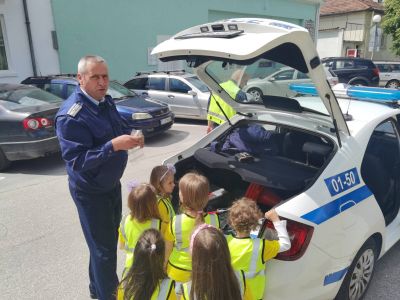 Децата от III група „Палави ръчички на посещение в  РУ „Полиция“ – гр. Гоце Делчев! - ДГ Детелина - Огняново