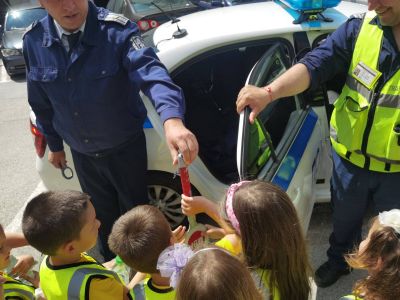 Децата от III група „Палави ръчички" на посещение в  РУ „Полиция“ – гр. Гоце Делчев! - ДГ Детелина - Огняново