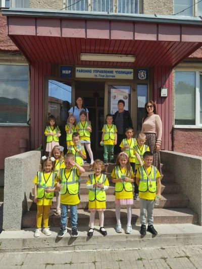 Децата от III група „Палави ръчички" на посещение в  РУ „Полиция“ – гр. Гоце Делчев! - ДГ Детелина - Огняново