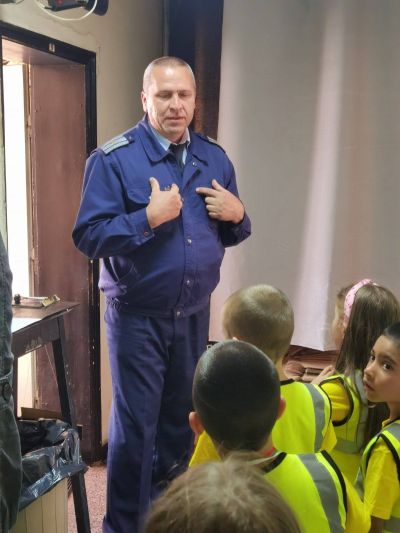 Децата от III група „Палави ръчички" на посещение в  РУ „Полиция“ – гр. Гоце Делчев! - ДГ Детелина - Огняново