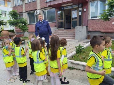 Децата от III група „Палави ръчички" на посещение в  РУ „Полиция“ – гр. Гоце Делчев! - ДГ Детелина - Огняново
