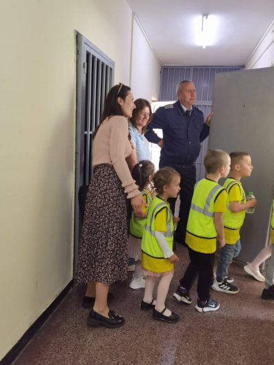 Децата от III група „Палави ръчички" на посещение в  РУ „Полиция“ – гр. Гоце Делчев! - ДГ Детелина - Огняново