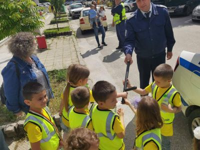Децата от III група „Палави ръчички" на посещение в  РУ „Полиция“ – гр. Гоце Делчев! - ДГ Детелина - Огняново