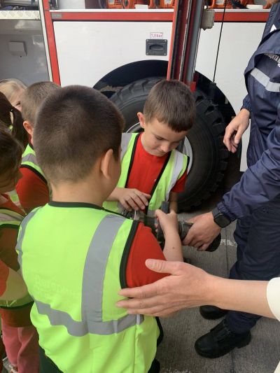 Децата от IV група „Калинки“ посетиха Районна служба „Пожарна безопасност и защита на населението“ в гр. Гоце Делчев, където ги посрещнаха истински герои – пожарникарите. - ДГ Детелина - Огняново